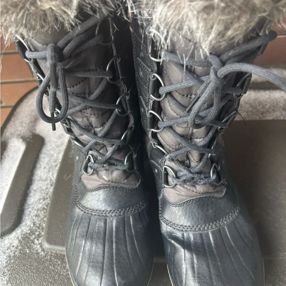 Sorel Black and Gray Winter Boots with Fur - Picture 5 of 8